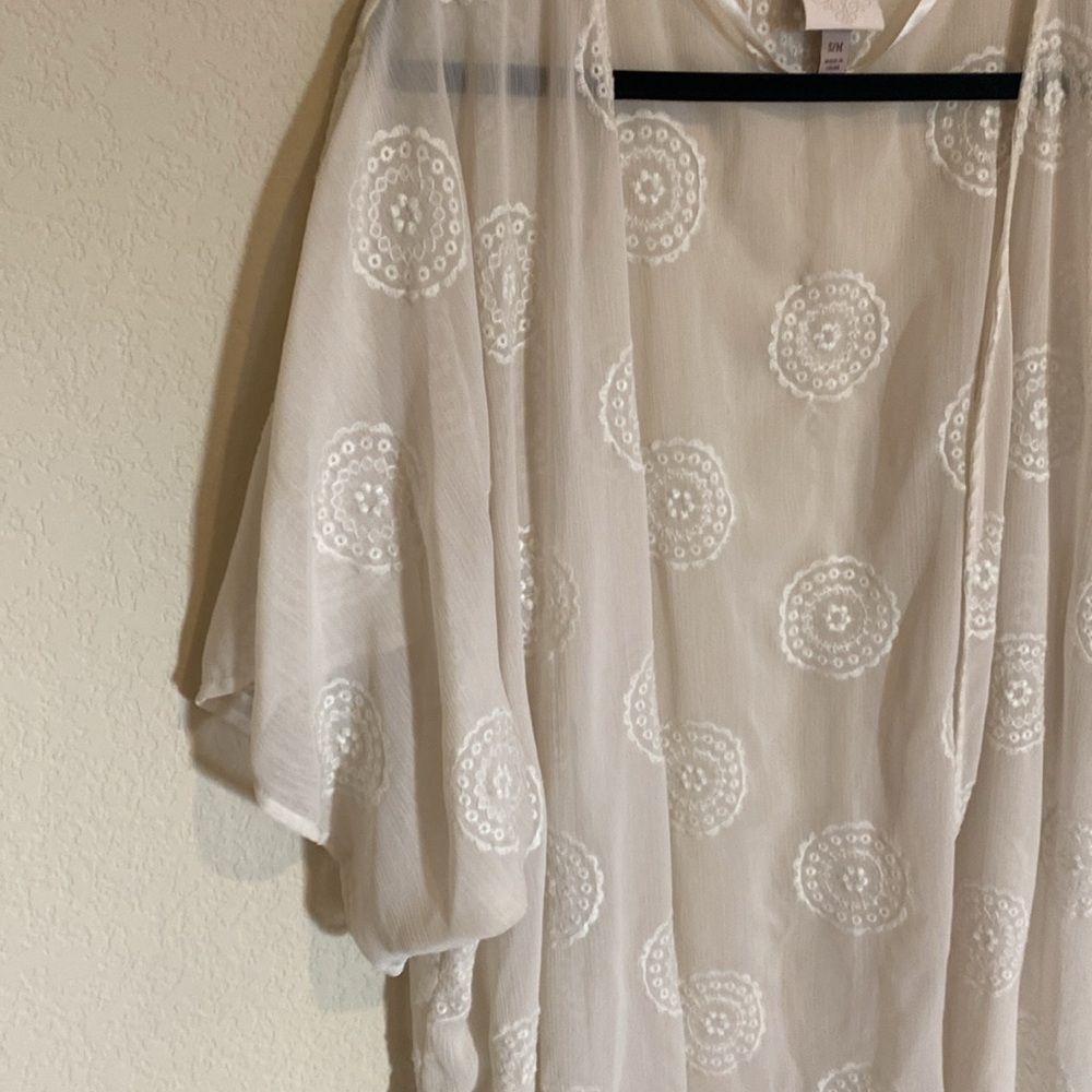 Knox Rose sheer cream kimono. Size S/M. Cute flower pattern. Off-white. - Picture 4 of 16